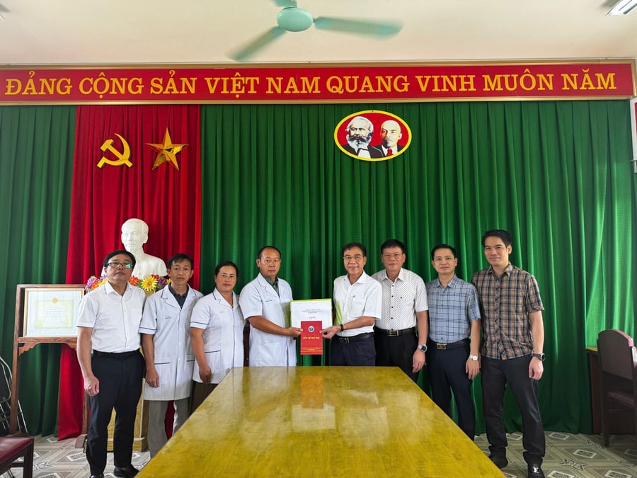 TS. Lê Hồng Trung, Giám đốc sở Y tế tặng quà cho cán bộ Y bác sĩ tại Trạm y tế Pà Cò