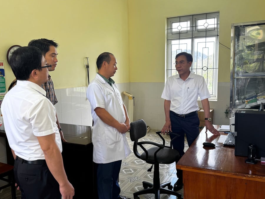 TS. Lê Hồng Trung, Giám đốc sở Y tế trao đổi với Trạm trưởng Trạm Y tế Pà Cò