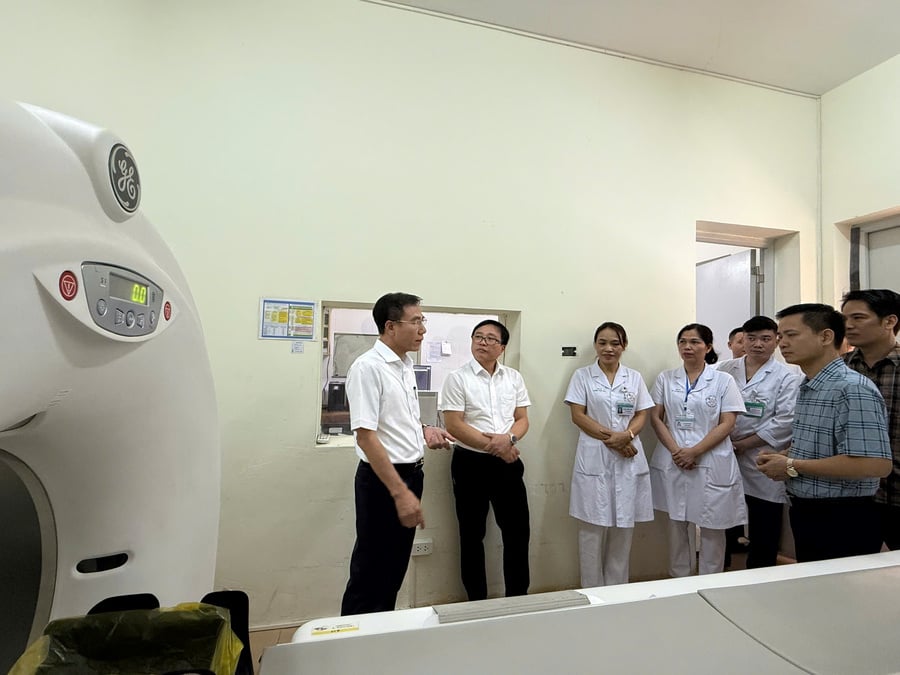 TS. Lê Hồng Trung, Giám đốc sở Y tế thăm cơ sở vật chất, trang thiết bị của TTYT khu vực Mai Châu