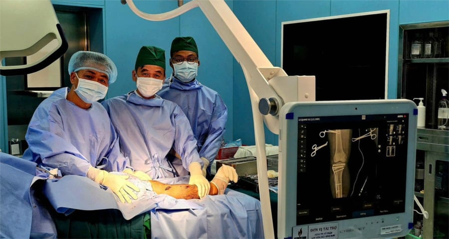 Các bác sĩ chuyên khoa của BV Chấn thương Chỉnh hình và BV Bình Dân phối hợp thực hiện thành công ca phẫu thuật kết hợp xương xâm lấn tối thiểu cho bệnh nhân bị gãy kín mâm chày ngay tại Côn đảo. Ảnh: Sở Y tế TP. Hồ Chí Minh
