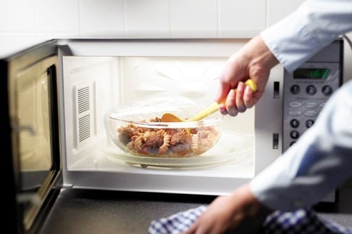 Không nên sử dụng hộp nhựa quá lâu trong lò vi sóng (Ảnh minh họa)