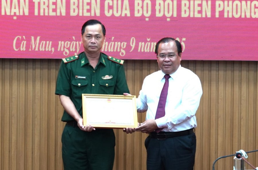 Phó Chủ tịch UBND tỉnh Nguyễn Minh Luân trao Bằng khen cho Đồn Biên phòng Tam Giang Tây