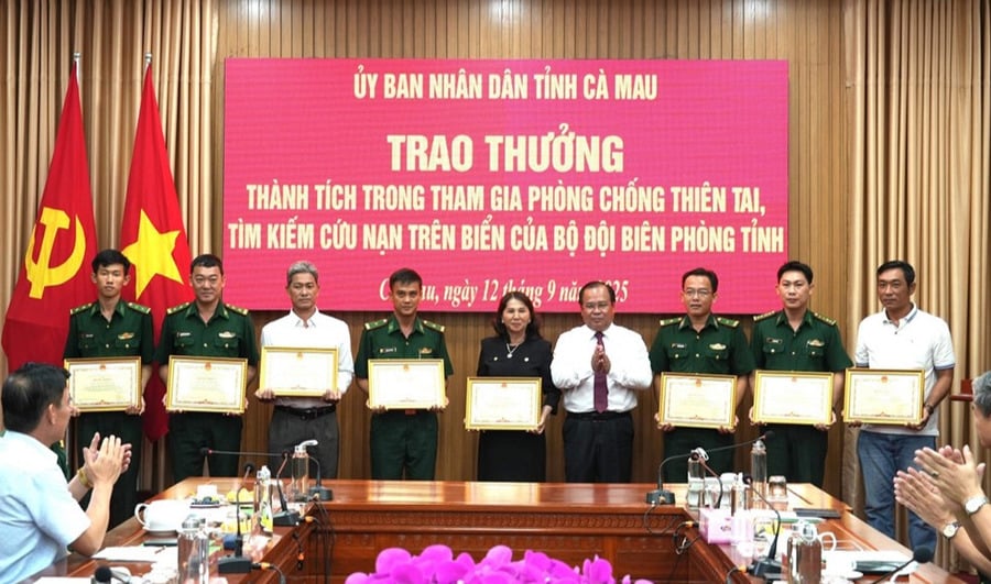 Phó Chủ tịch UBND tỉnh Nguyễn Minh Luân trao Bằng khen cho cán bộ, chiến sỹ và chủ tàu cá có thành tích xuất sắc đột xuất trong công tác tìm kiếm cứu nạn
