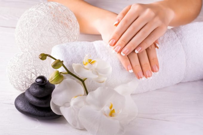 Sử dụng kem dưỡng giúp da tay mịn màng (Ảnh minh họa)