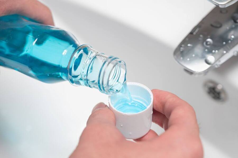 Nước súc miệng giúp làm sạch khoang miệng nhanh chóng (Ảnh minh họa)