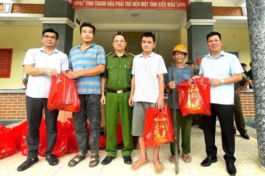 Người dân xã Nam Xuân được tặng nhiều phần quà ý nghĩa nhằm động viên, khuyến khích