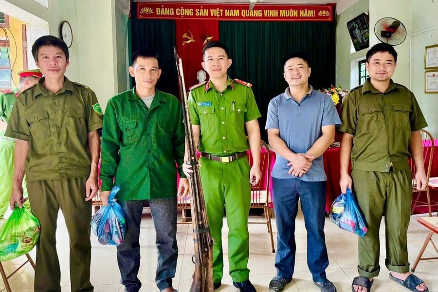 Người dân xã Hồi Xuân vui vẻ khi được đổi súng lấy quà