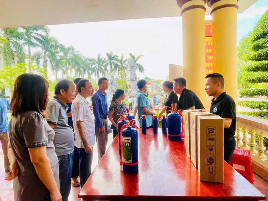 Cán bộ Công ty Cổ phần Thiết bị PCCC An Lộc giới thiệu và hướng dẫn cách thức sử dụng sản phẩm bình chữa cháy đa năng gốc nước cho người dân tham dự Hội nghị