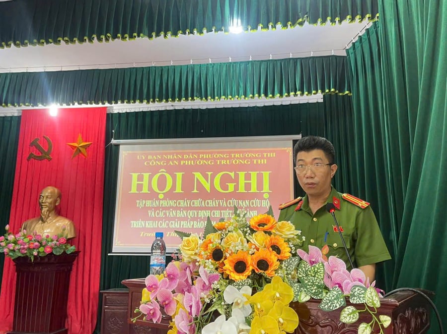 Trung tá Vũ Thế Đảng - Trưởng Công an phường Trường Thi phát biểu tại Hội nghị