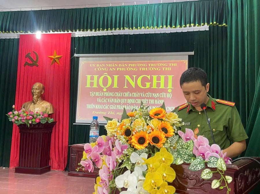 Thiếu tá Phạm Duy Chuyên – Phó trưởng Công an phường Trường Thi trình bày Kế hoạch Tăng cường triển khai thi hành Luật PCCC và CNCH, các văn bản quy định chi tiết thi hành