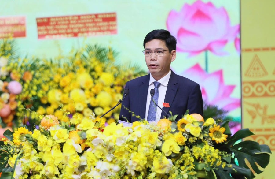 Bí thư Đảng ủy, Chủ tịch HĐND xã Măng Đen Đặng Quang Hà phát biểu tham luận tại đại hội