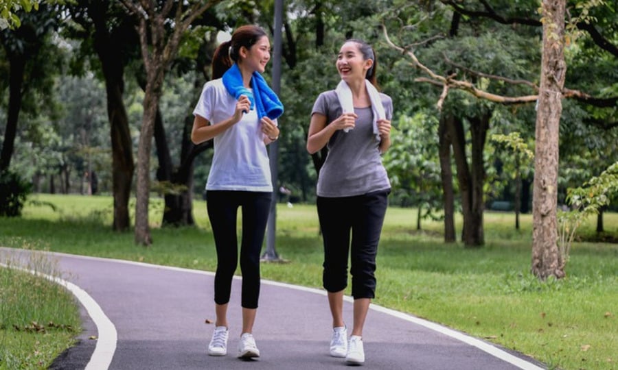 Đi bộ đúng tư thế mang lại nhiều lợi ích cho sức khỏe (Ảnh minh họa)