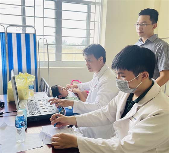 Đoàn khám bệnh phát thuốc miễn phí cho người dân đến khám