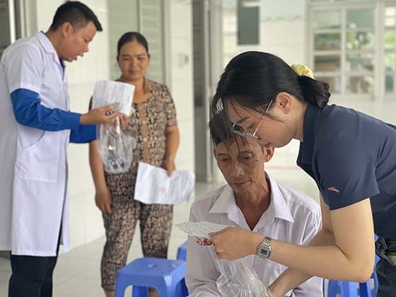 Các y bác sĩ khám, tư vấn chăm sóc sức khỏe cho người cao tuổi