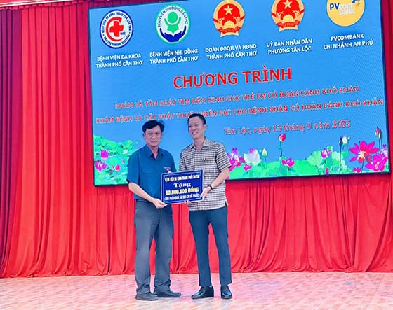 ThS. BS Nguyễn Văn Trang, Trưởng Khoa Ngoại lồng ngực Bệnh viện Đa khoa TP Cần Thơ đại diện trao bảng tượng trưng kinh phí hỗ trợ địa phương