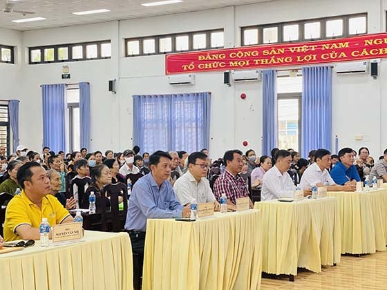 Các đại biểu cùng người dân phường Tân Lộc tham dự khai mạc chương trình phát quà và khám bệnh cấp thuốc miễn phí
