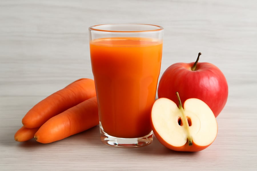Nước ép táo và cà rốt có nhiều vitamin có lợi cho phái đẹp (Ảnh minh họa)