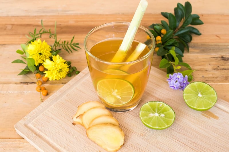 Nước ép gừng và chanh giúp làm ẩm cơ thể ngày đèn đỏ (Ảnh minh họa)