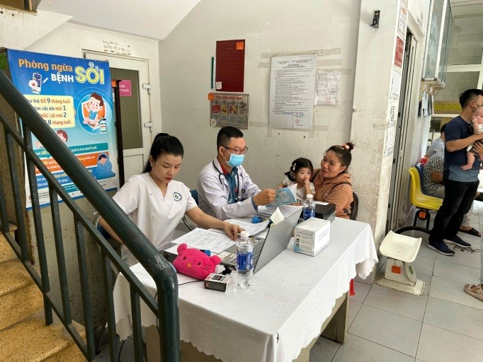 Các bác sĩ đang thăm khám cho trẻ em. Ảnh: Bệnh viện Nhi Đồng 1