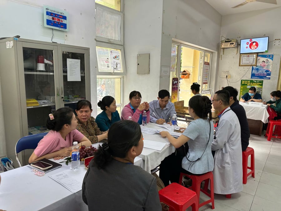 Đoàn công tác tại TYT phường 5, quận 8 trước đây. Ảnh: Bệnh viện Nhi Đồng 1