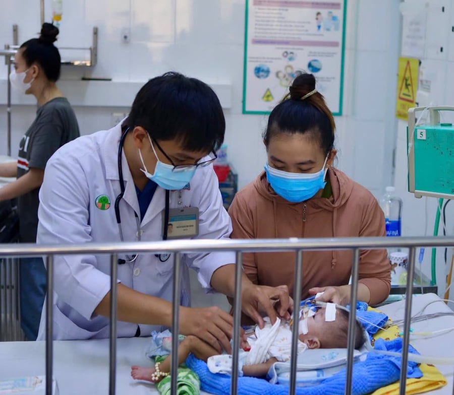 Chăm sóc sức khỏe cho trẻ em không chỉ là công việc của nhân viên y tế mà còn là của gia đình và cộng đồng. Ảnh: Bệnh viện Nhi đồng 2