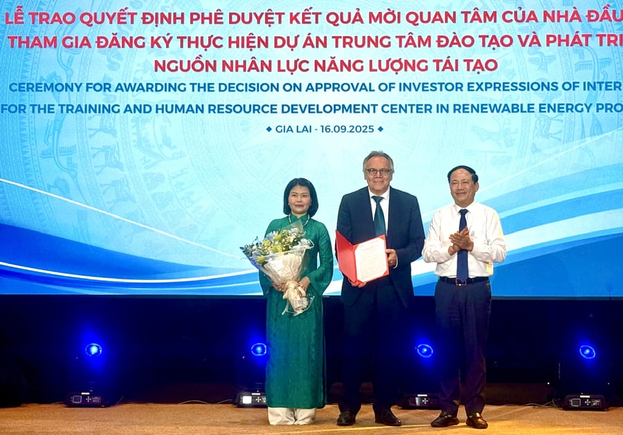 Chủ tịch UBND tỉnh Phạm Anh Tuấn trao Quyết định phê duyệt kết quả mời quan tâm của nhà đầu tư 
