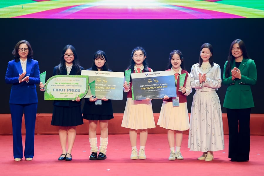 Một trong những phần thưởng hấp dẫn dành cho thí sinh hoặc đội thi đoạt giải Nhất cuộc thi Tiếng nói Xanh chính là học bổng trị giá 100% học phí cho 4 năm học tại Trường Đại học VinUni