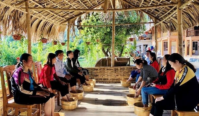 Khách du lịch được trải nghiệm dịch vụ ngâm chân thuốc bắc khi đến với Làng văn hóa du lịch Tân Lập, Tuyên Quang (Ảnh: Báo Văn Hoá)
