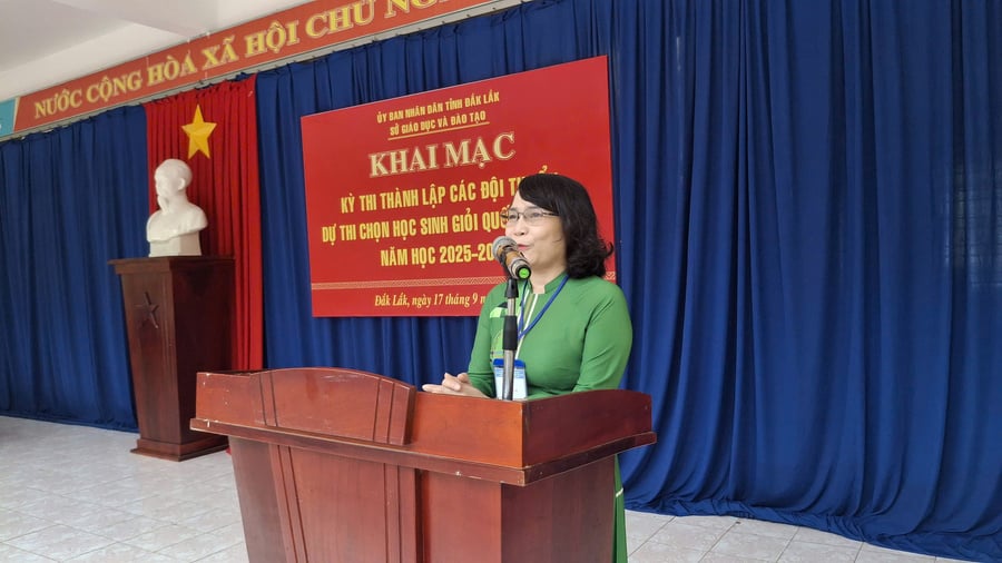 Phó Giám đốc Sở GDĐT Võ Thị Minh Duyên phát biểu khai mạc Kỳ thi tại điểm thi Trường THPT Buôn Ma Thuột