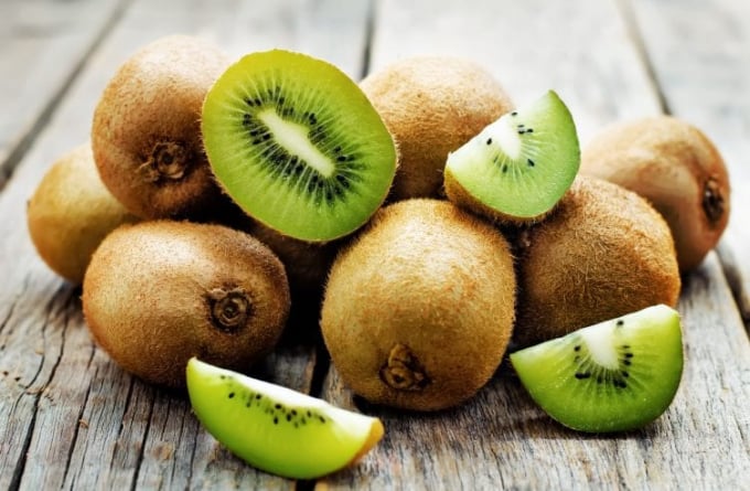 Ngoài đẹp da, kiwi còn chứa nhiều dưỡng chất giúp nuôi dưỡng mái tóc từ sâu bên trong (Ảnh minh họa)