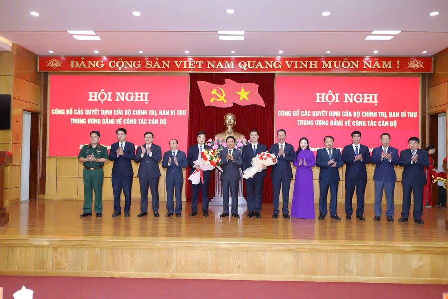Đại diện lãnh đạo tỉnh Thanh Hóa tặng hoa chúc mừng 2 tân Phó Bí thư Tỉnh ủy 