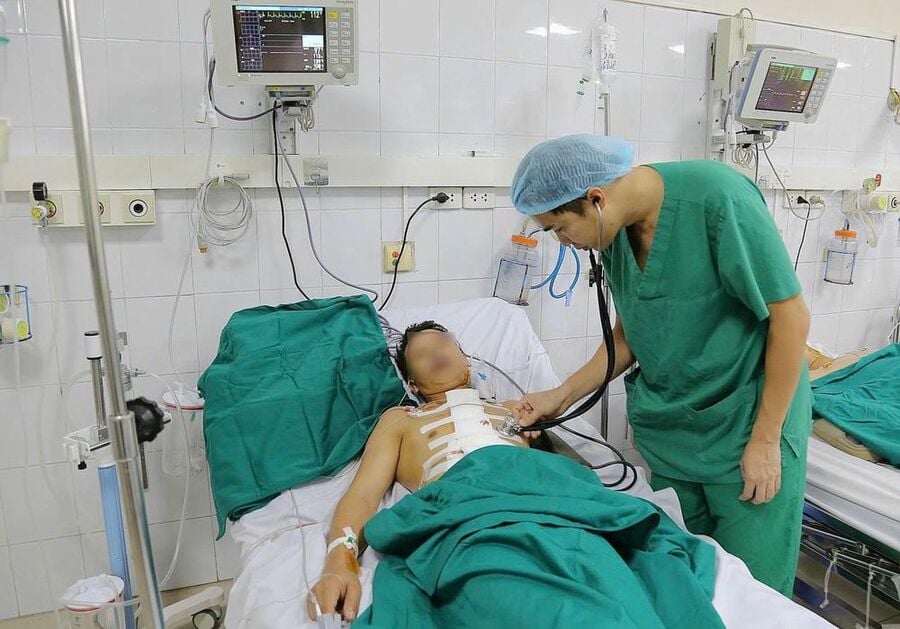 Bác sĩ CKI Bùi Văn Dũng thăm khám sức khỏe bệnh nhân S.V.T sau ca phẫu thuật tim. Ảnh: Bệnh viện Đa khoa tỉnh Quảng Ninh