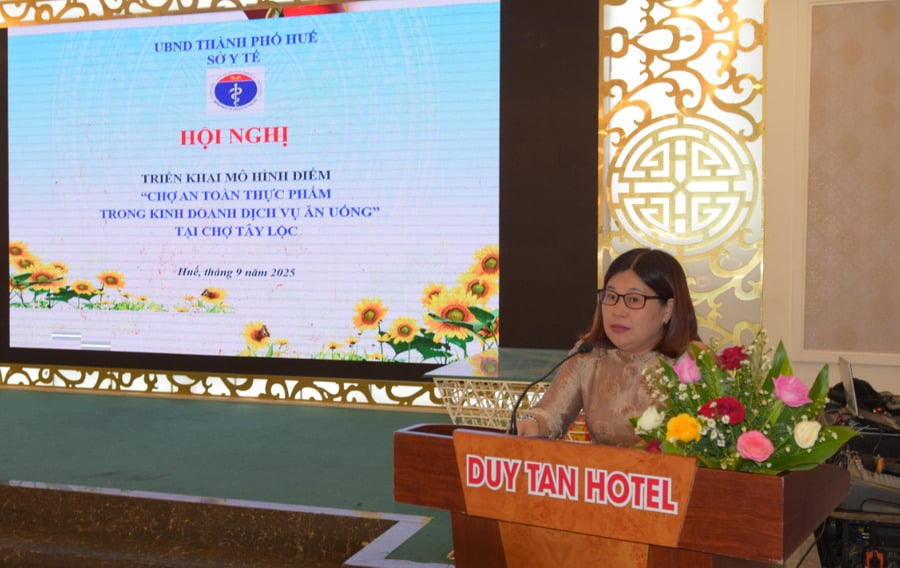 Bà Lê Cẩm Tú, Phó trưởng ban Ban Quản lý chợ Tây Lộc phát biểu tại hội nghị. Ảnh CDC Huế  