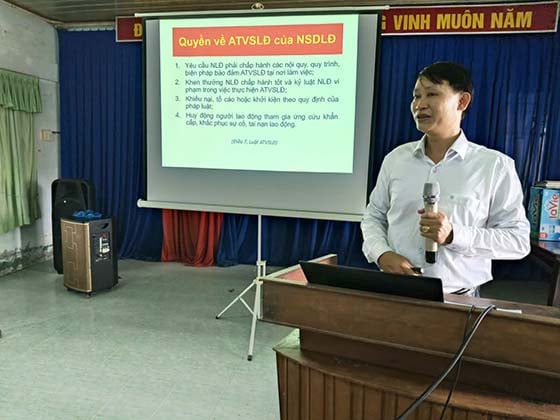 Ông Nguyễn Nhân Nghĩa, Trưởng khoa Sức khỏe môi trường - Y tế trường học - Bệnh nghề nghiệp, CDC Cần Thơ trình bày tại hội nghị. Ảnh: Trường Quốc Chiến