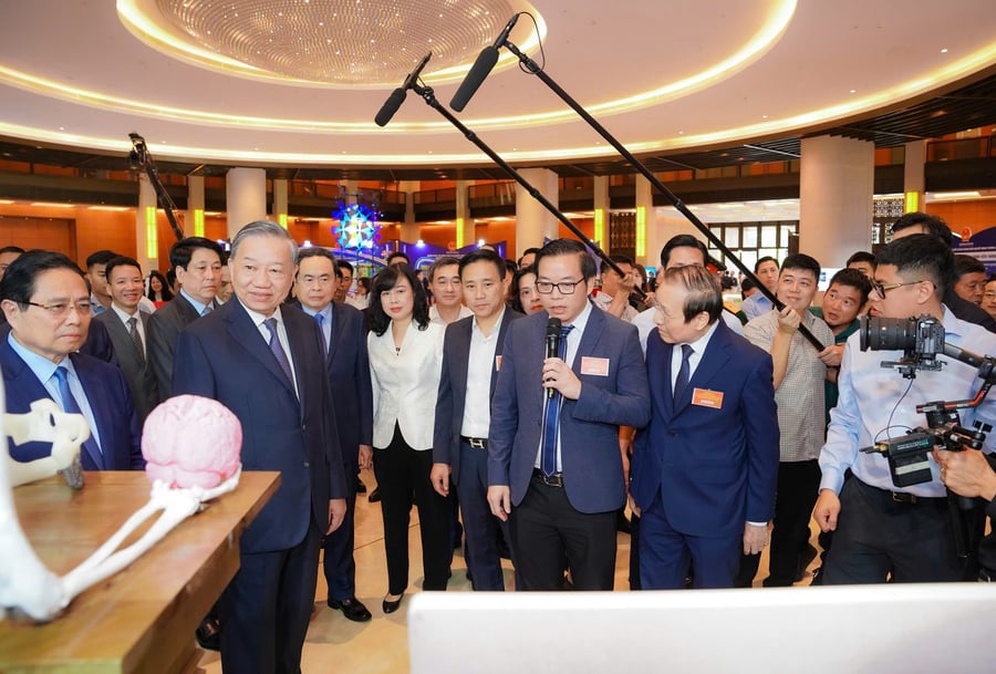 GS.TS Trần Trung Dũng (cầm mic) giới thiệu những công nghệ y tế tiên tiến của Vinmec với các đại biểu