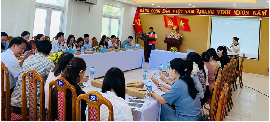 Ông Hong Jung Pyo, Giám đốc quốc gia Dự án Medipeace Việt Nam trình bày báo cáo. Nguồn: Sở GDĐT Đà Nẵng