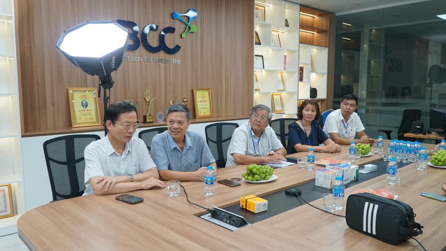 Đại diện lãnh đạo Trung ương Hội Giáo dục Chăm sóc Sức khỏe Cộng đồng Việt Nam
