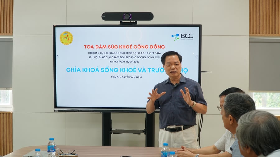 Giáo sư, Viện sĩ ,Tiến sĩ Nguyễn Văn Năm trình bày tại Tọa đàm