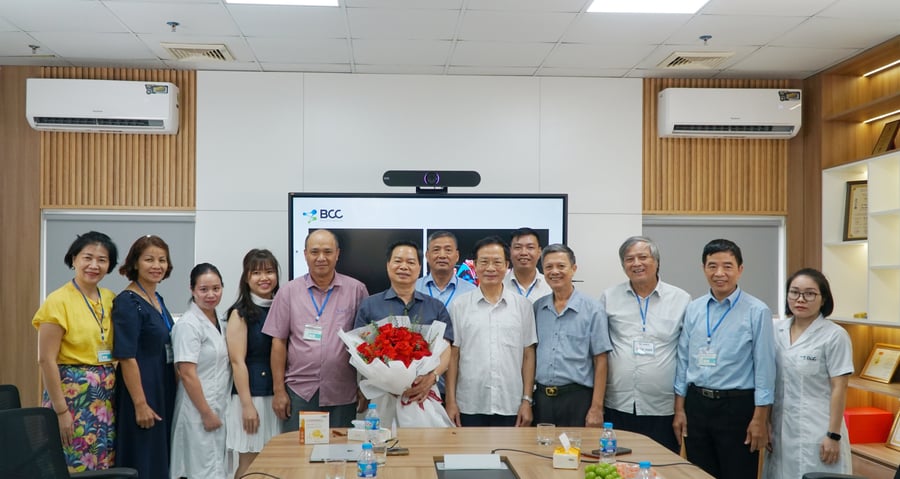 Các đại biểu, chuyên gia và hội viên chụp ảnh lưu niệm