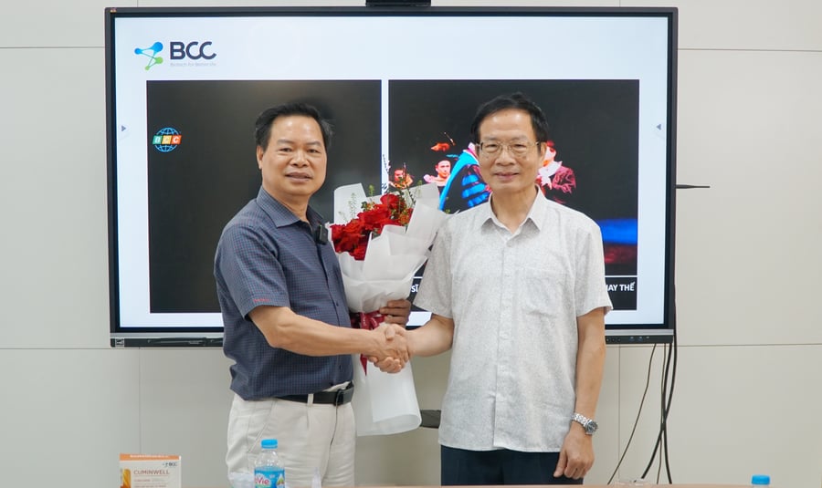 Phó Chủ tịch Thường trực Hội Lê Đình Tiến tặng hoa chúc mừng diễn giả GS.VS.TS Nguyễn Văn Năm