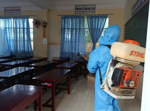 Phun hóa chất phòng, chống sốt xuất huyết trên diện rộng tại Cà Mau. Ảnh CDC Cà Mau