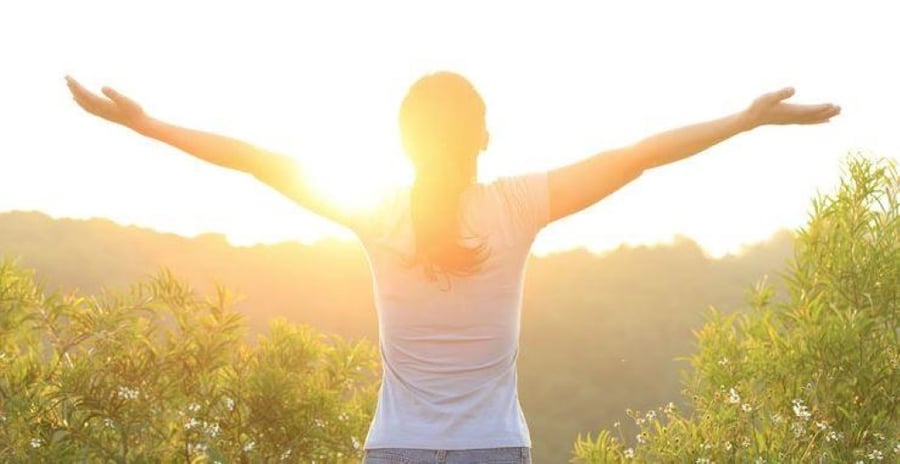 Tắm nắng là một hình thức hấp thụ vitamin D (Ảnh minh họa)