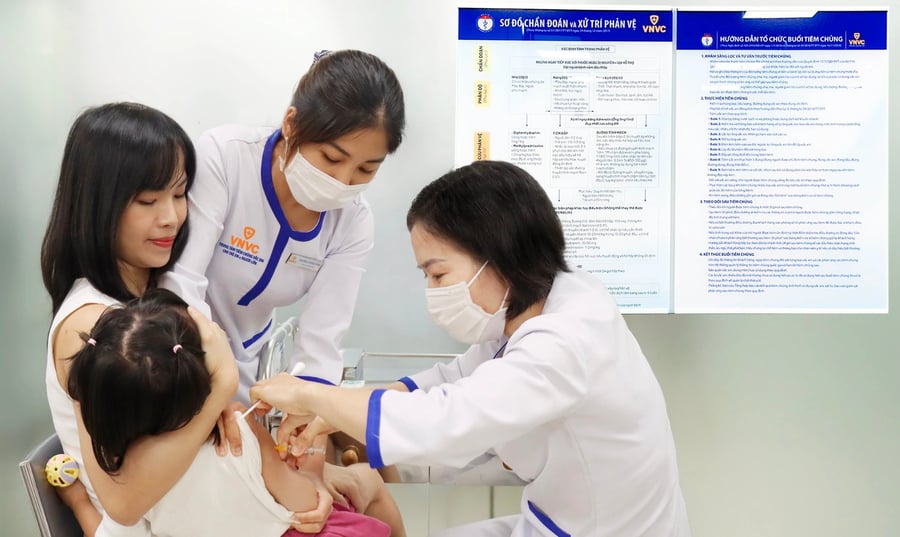 Chị Thiên Trang đưa con gái 4 tuổi tiêm vaccine 4 trong 1 phòng sởi, quai bị, rubella, thủy đậu tại VNVC, sáng 18/9 (Ảnh: Mộc Thảo).