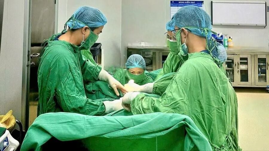 Sau khi phá thai tại phòng khám tư, người phụ nữ bị sốc mất máu, được đưa đến Bệnh viện Phụ Sản Trung ương trong tình trạng nguy kịch ( Ảnh: BVCC )