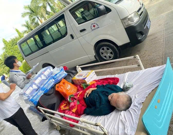 Bệnh nhân vô gia cư được đang chuyển vào bệnh viện Ảnh: Bệnh viện Đa khoa tỉnh Sóc Trăng