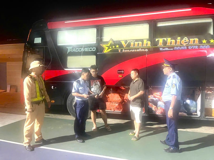 Lực lượng chức năng tỉnh Tuyên Quang vừa bắt giữ một xe khách vận chuyển 3025 kg hàng hóa không có nguồn gốc xuất xứ.