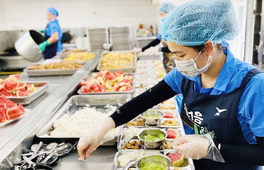 Phó Chủ tịch UBND thành phố Vũ Thu Hà lưu ý, các đơn vị, địa phương cần tăng cường kiểm tra thường xuyên và đột xuất đối với các đơn vị cung cấp bữa ăn bán trú cho học sinh trên địa bàn (Ảnh minh hoạ)