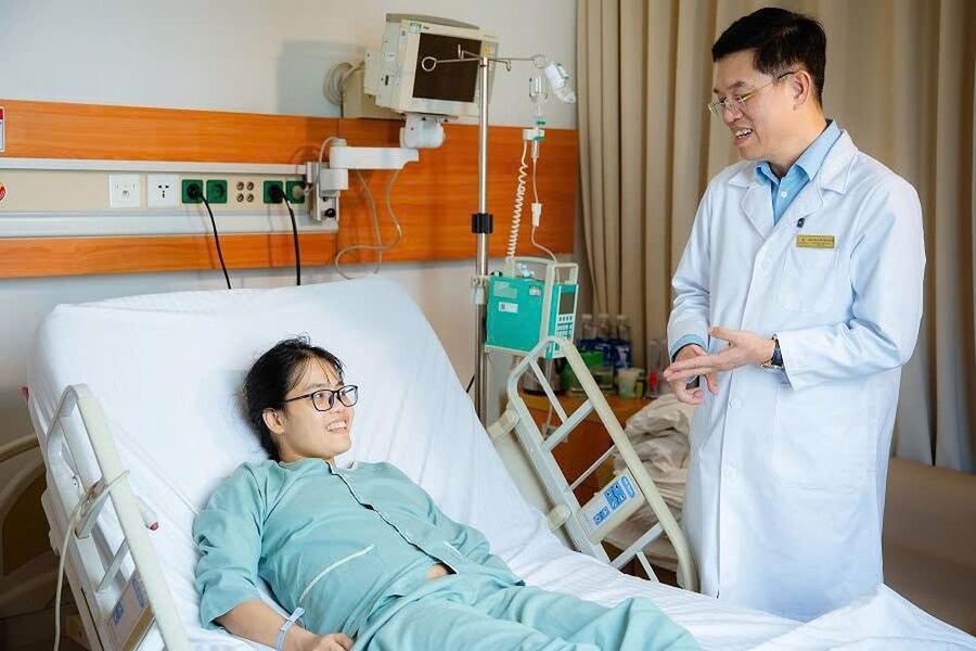 Bác sĩ Lê Văn Thành trò chuyện vui vẻ với bệnh nhân Dương Thị Mến sau ca ghép gan thành công