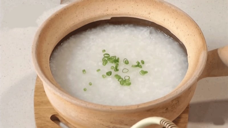 Nên ăn sáng bằng những thực phẩm lỏng hoặc có nước (Ảnh minh họa)