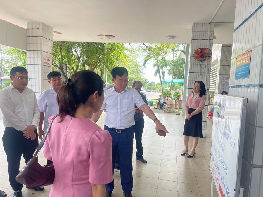 Chủ tịch Ủy ban nhân dân tỉnh Lâm Đồng Hồ Văn Mười trao đổi với cán bộ bệnh viện